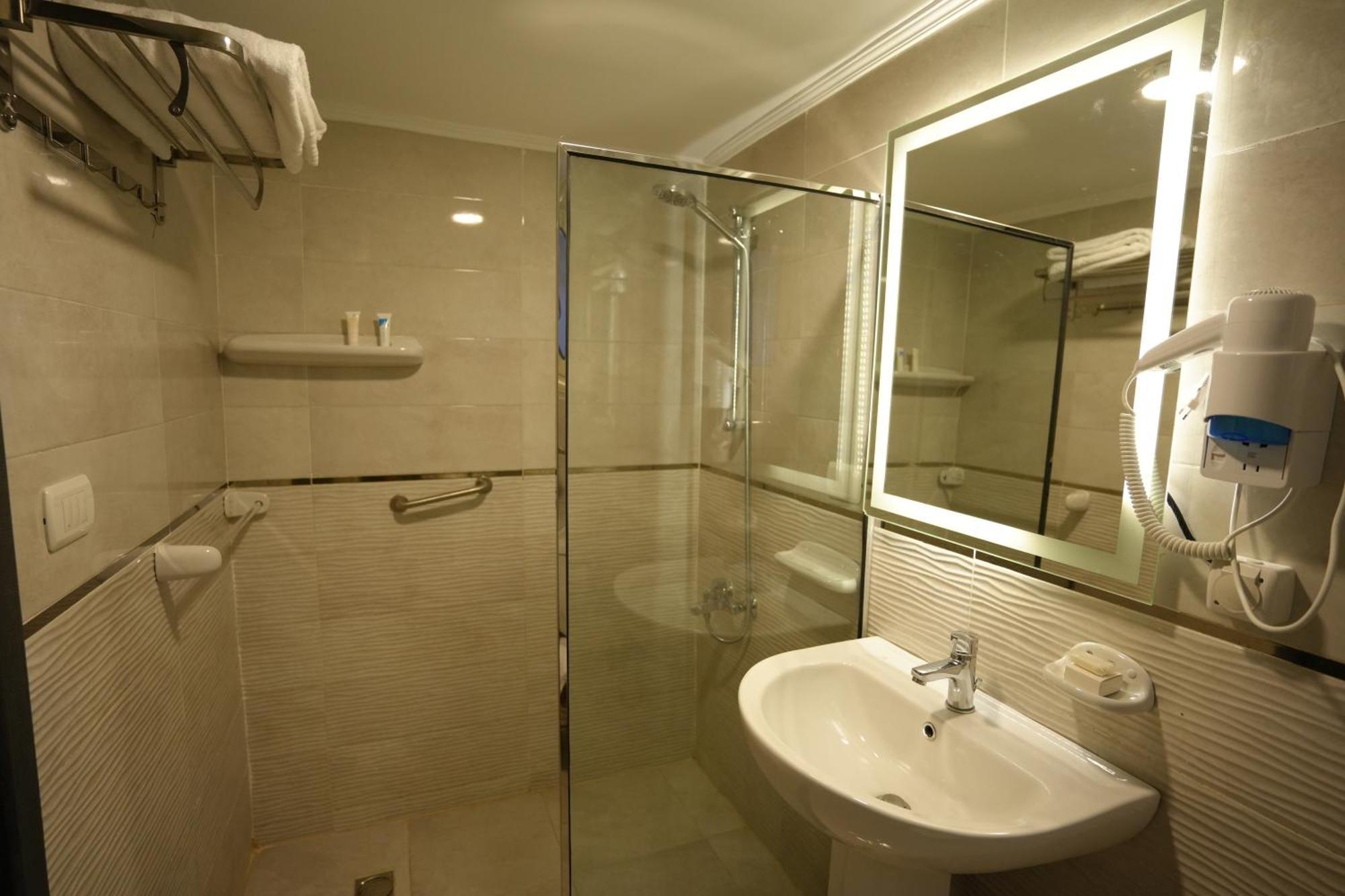 Mar Charbel Hotel Каїр Екстер'єр фото
